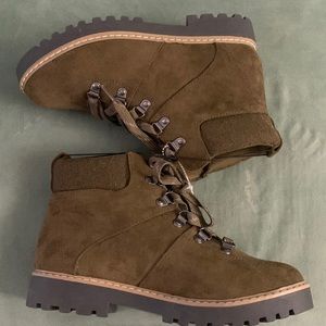 Brand New Cliffs by White Mountain boots